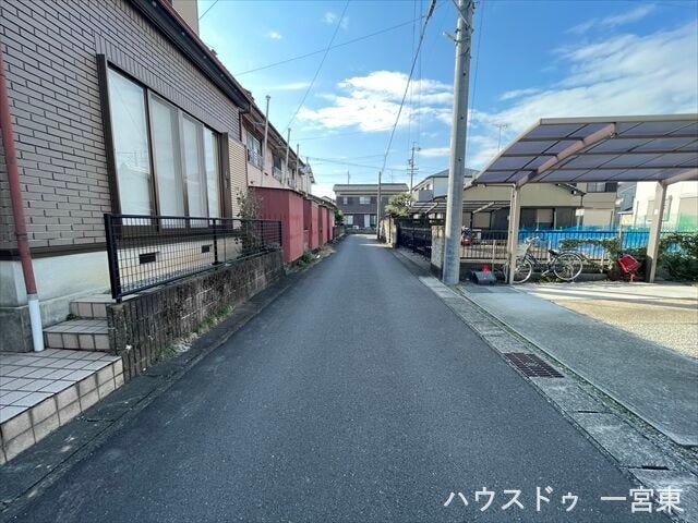 ≪南側東向き 幅約4.0m≫
車がすれ違うには厳しい道幅ですが、車はスピードを抑えて走行するので、お子様にも安全な道幅となっています。