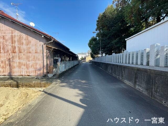 ≪北側西向き 幅約4.0m≫
神社の裏に位置しています。閑静な住宅街です。