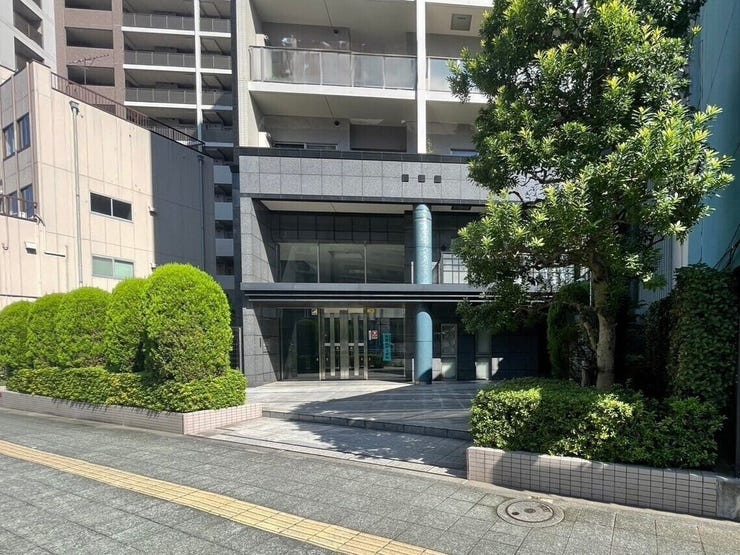 前面道路幅もあり、圧迫感を感じさせないアプローチです