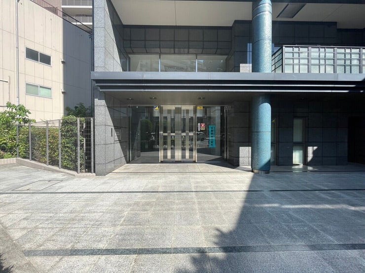 落ち着きがあり、ゆったりとしたエントランスへのアプローチです