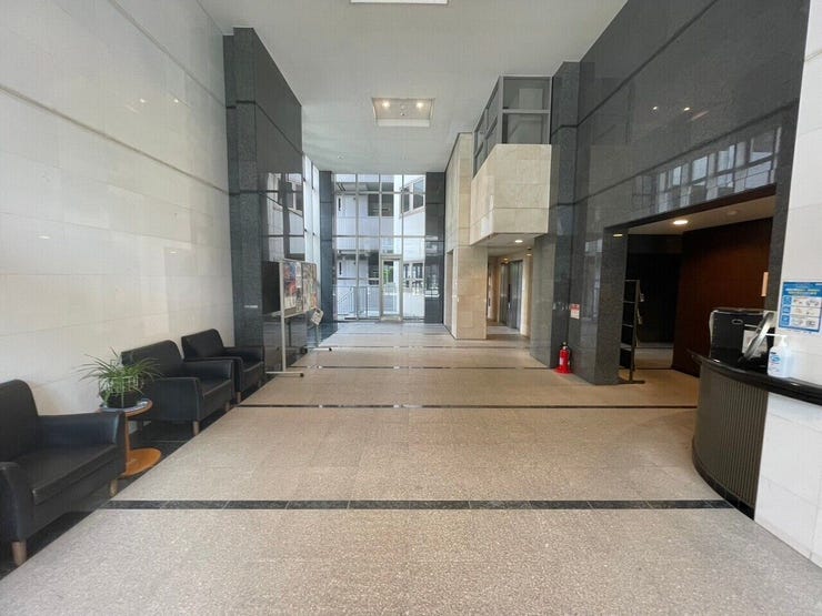 広く開放感のあるロビー、落ち着いた照明で来訪者を迎えます