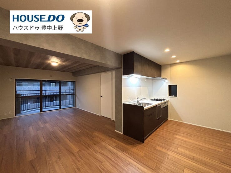 【リビング】
約18.9帖の広々としたLDK!室内はリノベーションされており、シックで落ち着く色合いと清潔感がございます♪