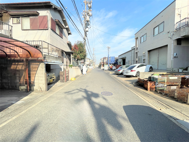 幅員約4mの前面道路です。普通車が1台通れる幅となります。大型車の通行が少ないので、振動や騒音が抑えられます。