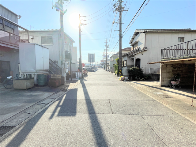 幅員約4mの前面道路です。車がすれ違うには厳しい道幅ですが、車はスピードを抑えて走行するので、お子様にも安全な道幅となっています。