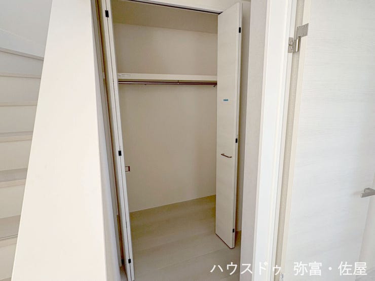 あると便利なリビング収納☆非常用品や掃除道具など収納できます(^^)