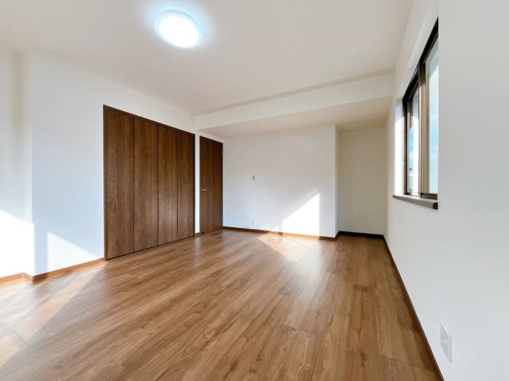 窓から風を感じられる快適なお部屋です。