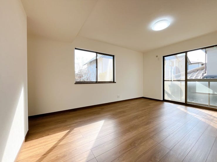 窓から日が差す明るいお部屋です。