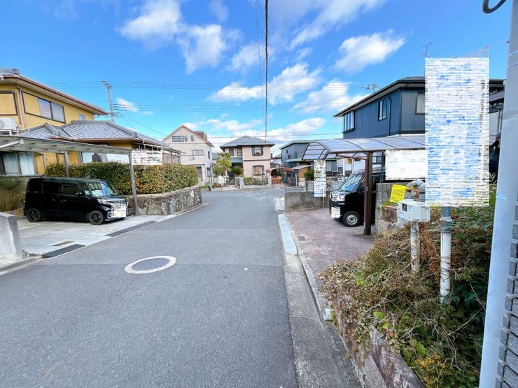 広々とした前道で車の出し入れもスムーズにできます。