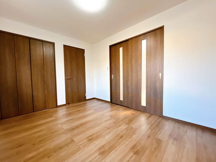 どんな家具にもフィットする床材カラーのお部屋です。