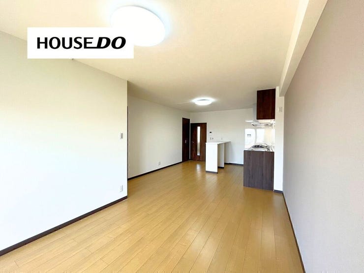 壁付けキッチンでリビングを広く使える、効率的なレイアウトです!