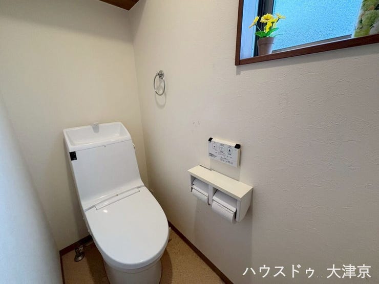 2階トイレ
採光窓付きの明るい空間!嬉しい温水洗浄便座♪