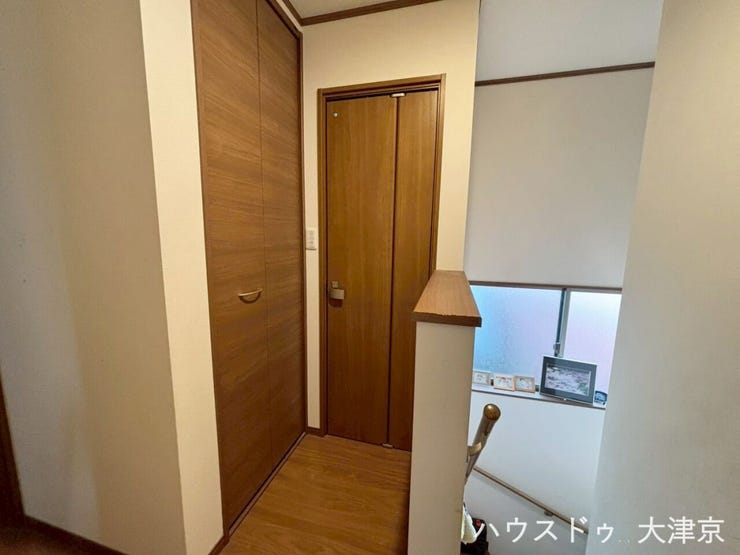 2階廊下
明るい窓付き階段♪