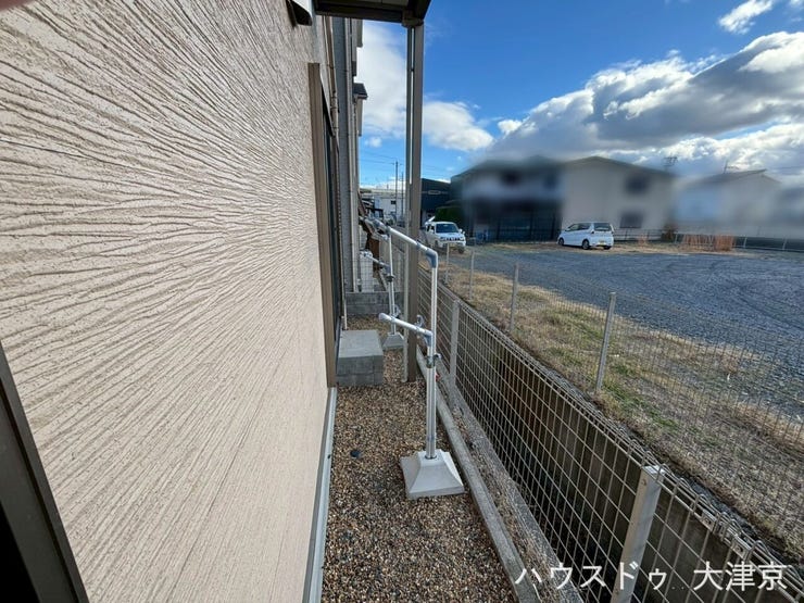 勝手口横には物干しスペースがあります。南向きで洗濯物がすっきり乾きそうですね♪