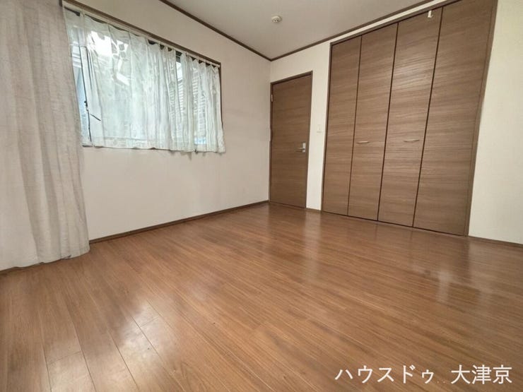 2階洋室
大容量クローゼット完備♪衣類や荷物がたっぷり収まり、部屋をすっきり広々と使えます。
※画像は一部加工しております。
