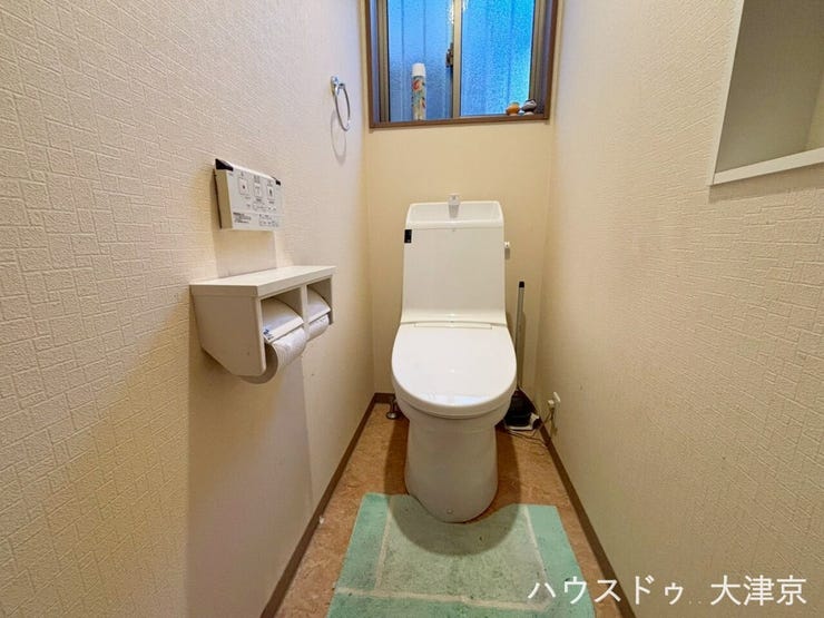 1階トイレ
窓付き♪湿気がこもりにくく、臭いも気にならない清潔なトイレ空間です。嬉しい温水洗浄便座♪