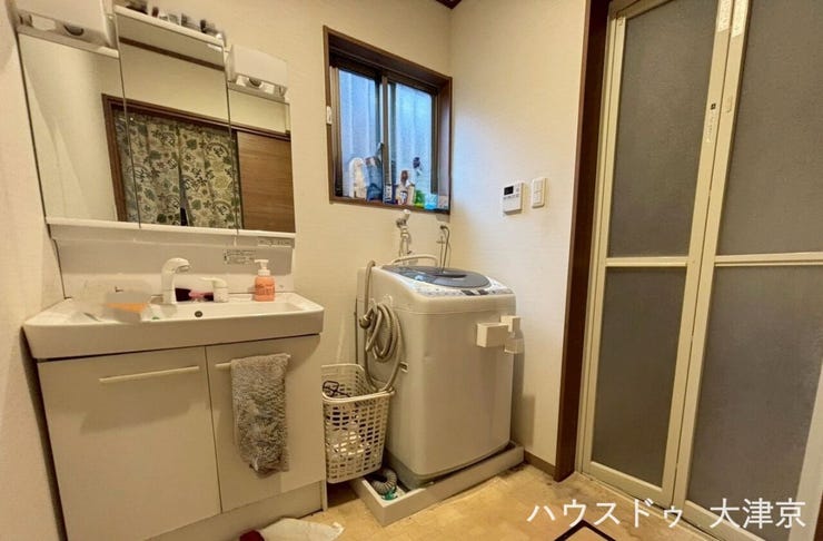 窓付きで明るく換気がしやすい洗面室。湿気がこもりにくく、清潔で快適なサニタリースペースです。