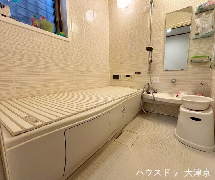 清潔感のある色合いの浴室。
リラックスできる上品な空間を演出。