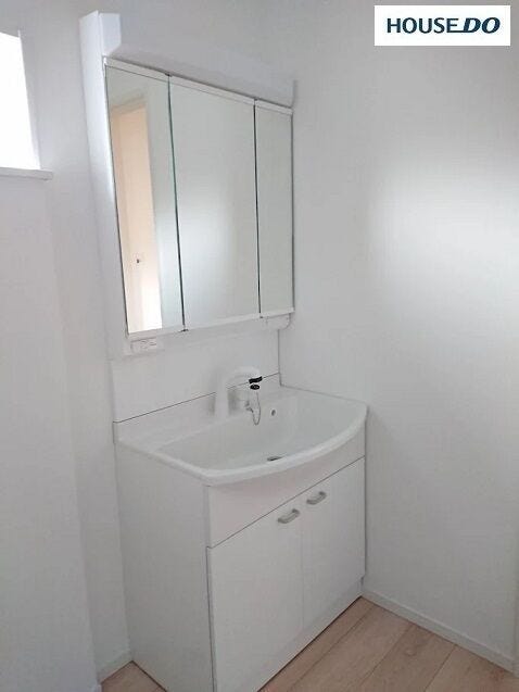 (イメージ写真)三面鏡裏収納による化粧品や小物などの整理収納力があります♪ワイドな鏡で、朝の身支度も複数人同時にできます!