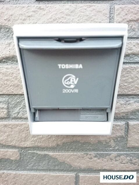 駐車スペースに設置されているEVコンセント。ご利用される場合は別途オプション工事が必要となります。