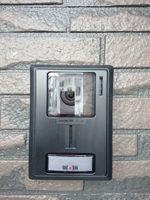 (モニター付きインターフォン:室外)ご家族の安心とプライバシーを守るために欠かせないのが、モニター付きインターフォンです。単なる来客の通知だけでなく、毎日の生活に「安全」と「便利」をもたらします。