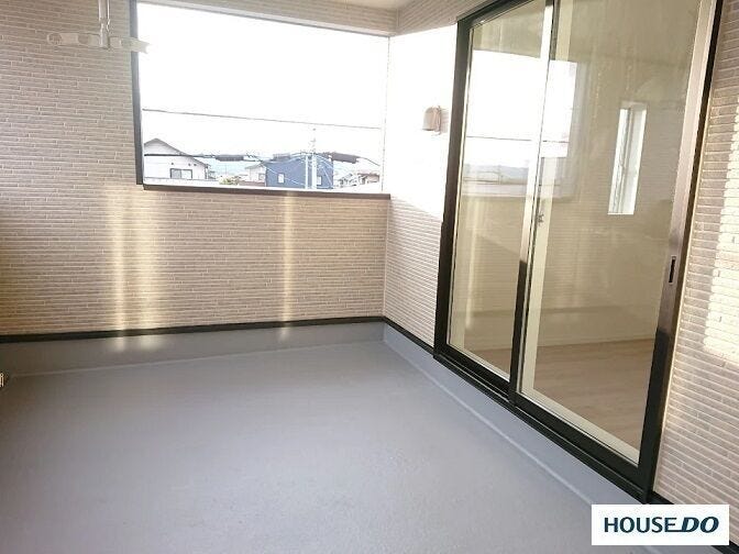 (イメージ写真)約3帖の大きさのバルコニー。洗濯物を干すのはもちろん、布団も干せそうです。