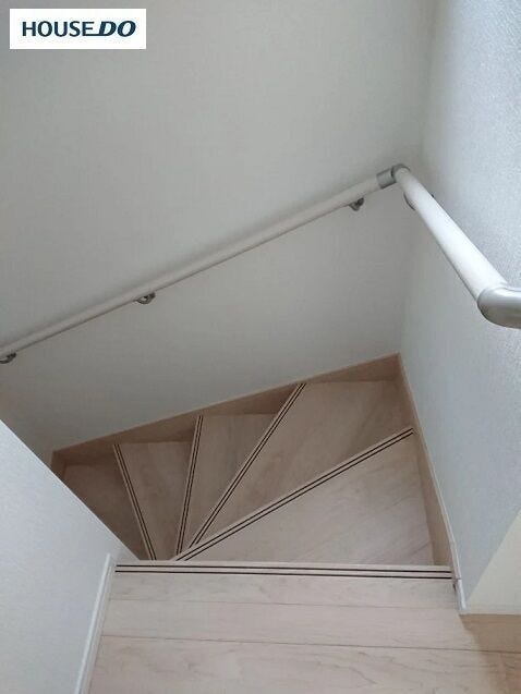 (イメージ写真)階段は、途中で折れ曲がっている構造のため、万が一バランスを崩しても、一番下まで転がり落ちていく危険性を抑えることができます。