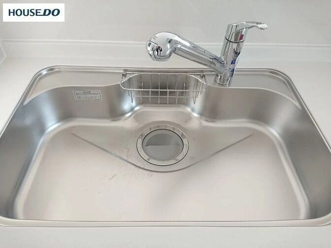 広々とした凸型シンクに洗剤ポケットを標準装備。
洗剤や石鹸、スポンジもすっきり収納できます。