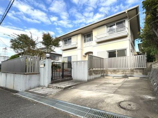 【外観】
入口前に駐車場があります