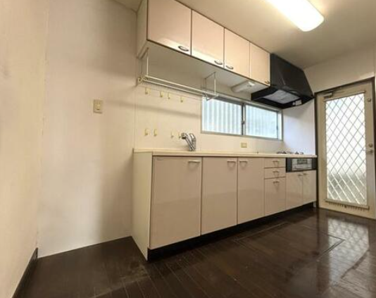 キッチンは背面になってます。勝手口から外にもいけます。