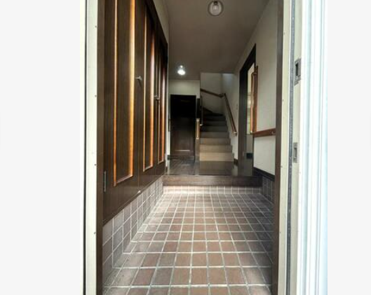 玄関は縦に広く収納スペースもあります