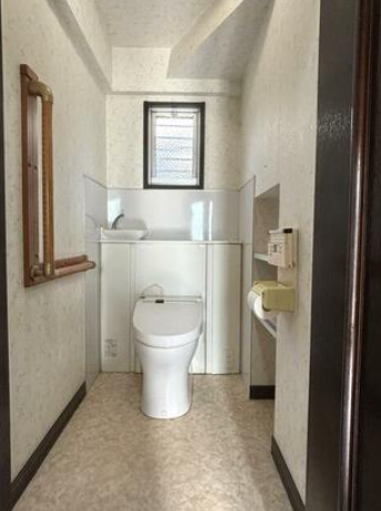 階段下をうまく活用したトイレです。収納スペースもあり買いだめばっちりです