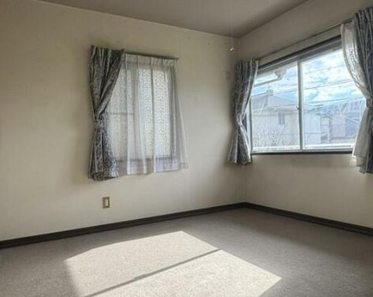 2階の洋室です。南の光が気持ちよくフラワーバルコニーで彩りが演出できます