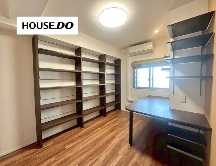 エアコン付き洋室!本棚があり、本を読む方には嬉しいスペースですね♪