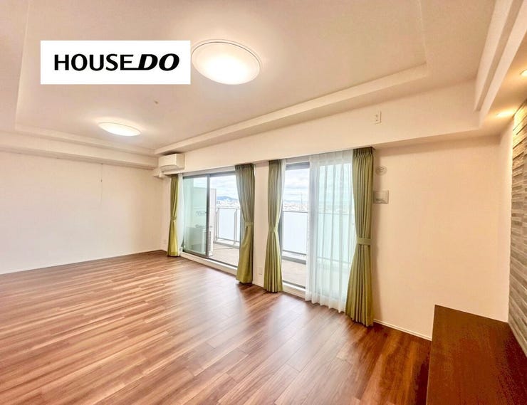 大きな掃出し窓から自然光が差し込みます♪