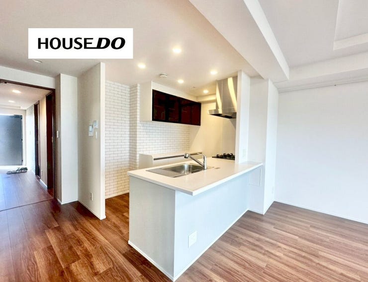 開放的なオープンキッチン♪ カウンター越しに料理を出せるので、家事動線が短く効率的◎