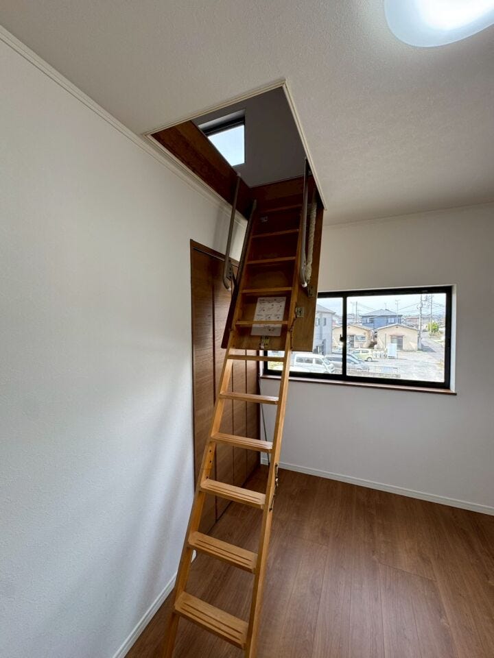 屋根裏収納のある洋室
※リフォーム前の写真になります。