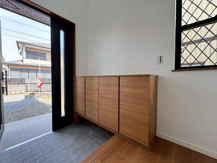 小窓付き吹抜で開放感のある玄関です。
※リフォーム前の写真になります。