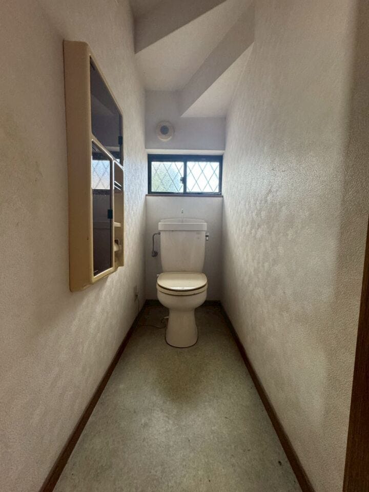 トイレも新品に変わります。
※リフォーム前の写真になります。