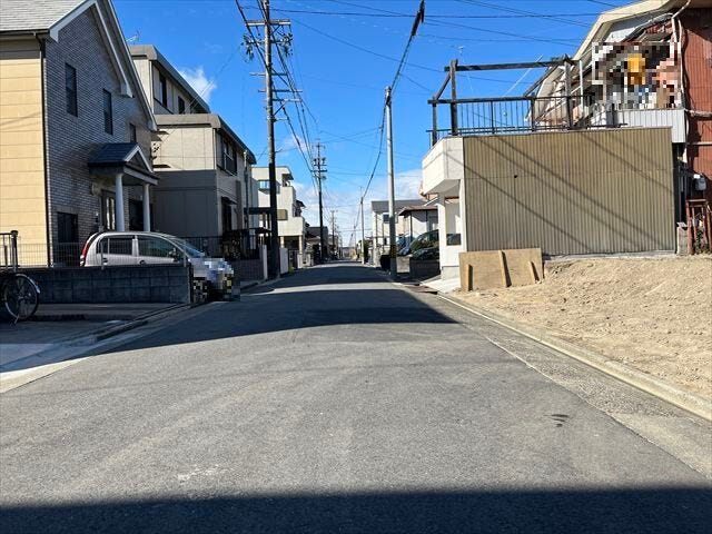 幅員約5mの前面道路です。車がすれ違うのに安心な道幅です。道幅が広すぎると交通量が増えてしまうのも心配ですので、これぐらいが理想的な道幅なのかもしれませんね。