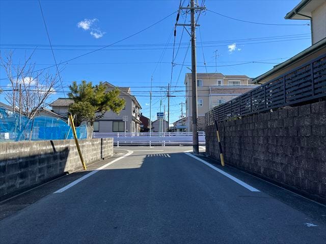 幅員約5mの前面道路です。2台の車がすれ違うことが出来る道幅です。車の出し入れもゆったりとする事が出来ます。