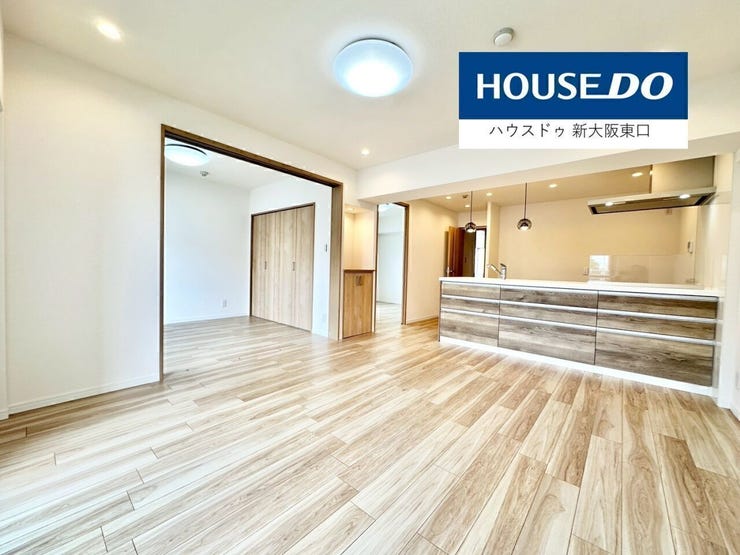 白を基調としているお部屋で広く感じられます。