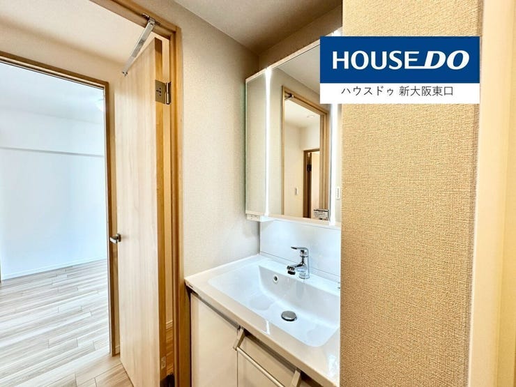 【新調】
三面鏡タイプの洗面台。
シャンプードレッサーとなっています。