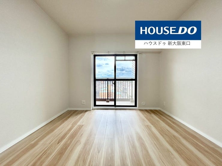 西向きにバルコニーがある6.4帖の寝室です。
ウォークインクローゼットもあります。