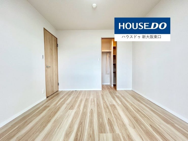 西向きにバルコニーがある6.4帖の寝室です。
ウォークインクローゼットもあります。