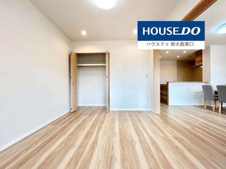 東向きのバルコニーとクローゼットがある7.1帖の洋室
隣は16.4帖のLDKです。