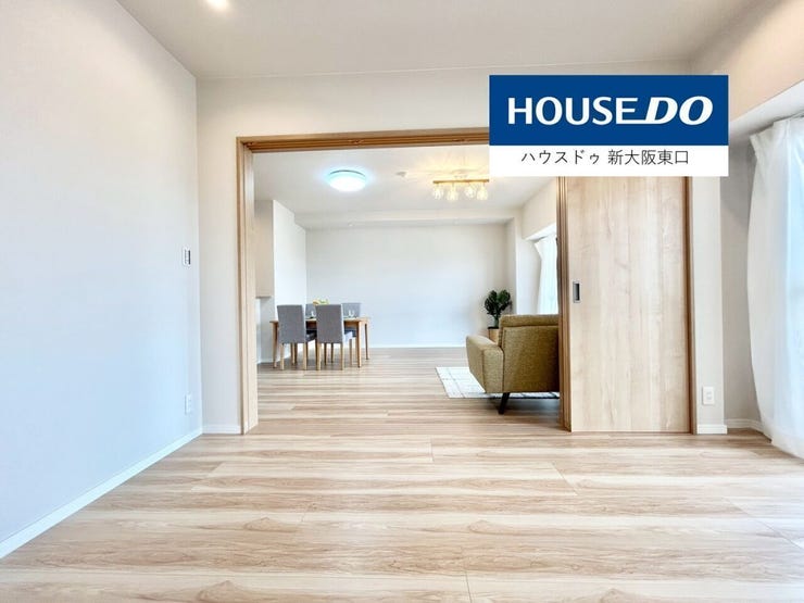 東向きのバルコニーとクローゼットがある7.1帖の洋室
奥は16.4帖のLDKです。