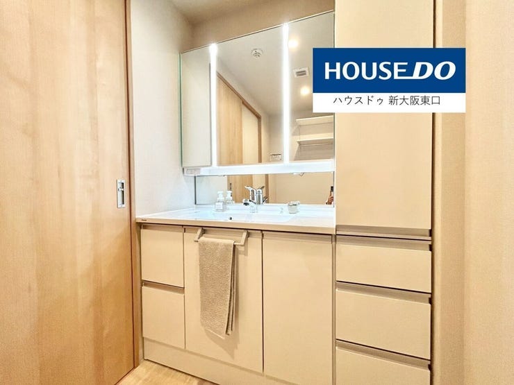 収納多めの三面鏡シャンプードレッサー