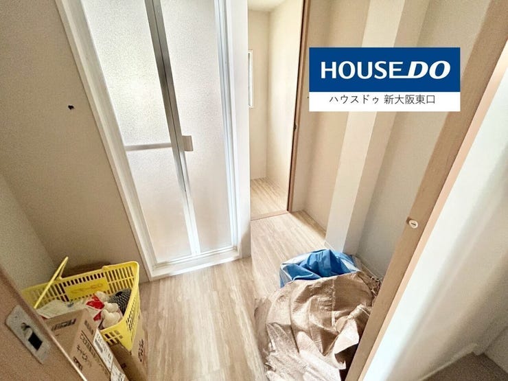 広めの洗面所です。
右奥はトイレ、扉は浴室です。
(リフォーム中)