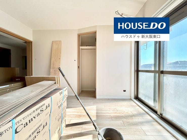 ウォークインクローゼットと南向きのバルコニーがある6.7帖の寝室です。
(リフォーム中)