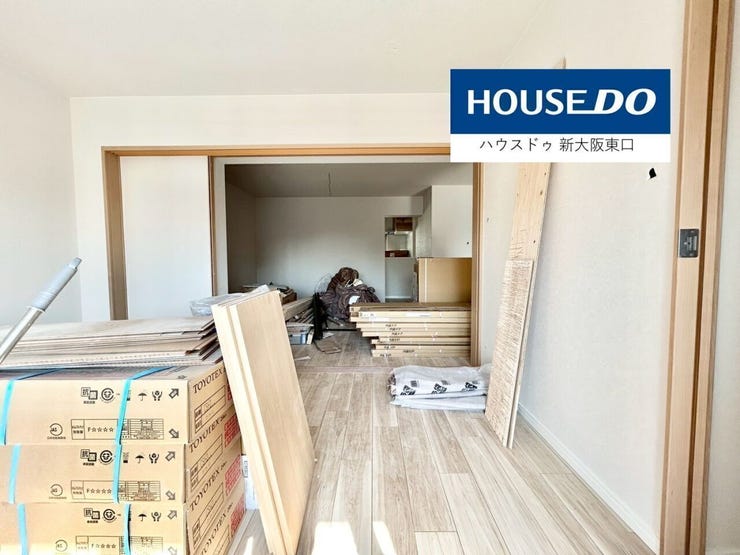 ウォークインクローゼットと南向きのバルコニーがある6.7帖の寝室です。
奥は18.5帖のLDKです。
(リフォーム中)